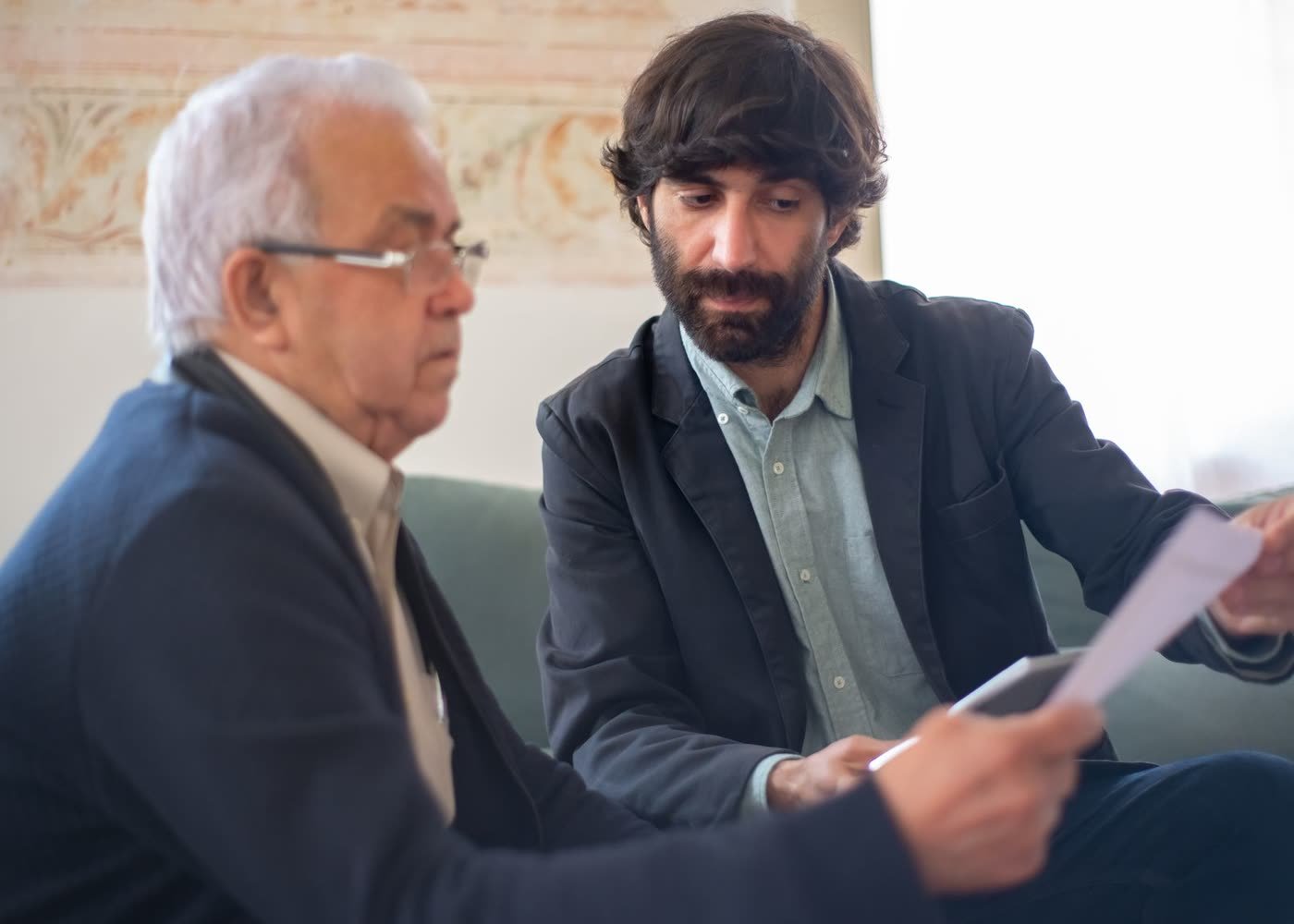 Persönliche Versicherungsberatung mit Vertragsbesprechung bei SWISSVIVO